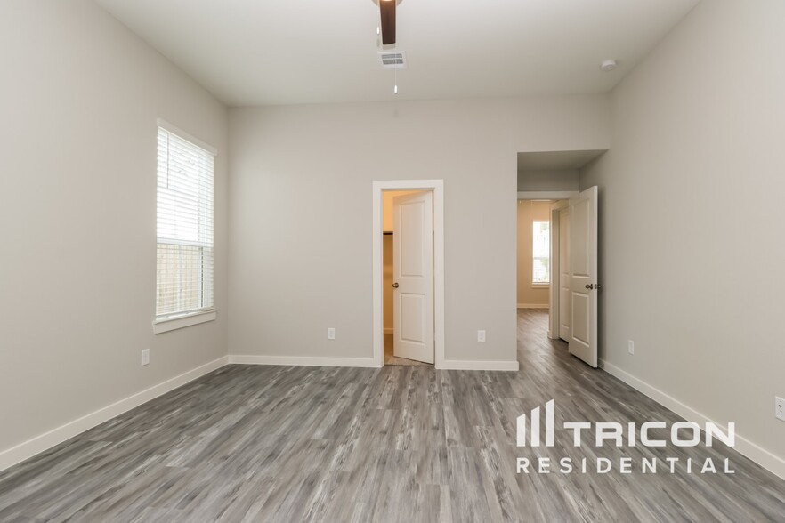 Building Photo - 9835 Willow Creek Commerce Dr