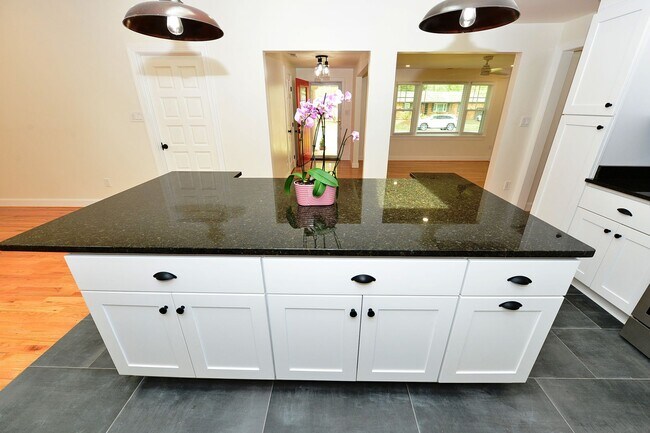 Building Photo - 817 Englewood Dr