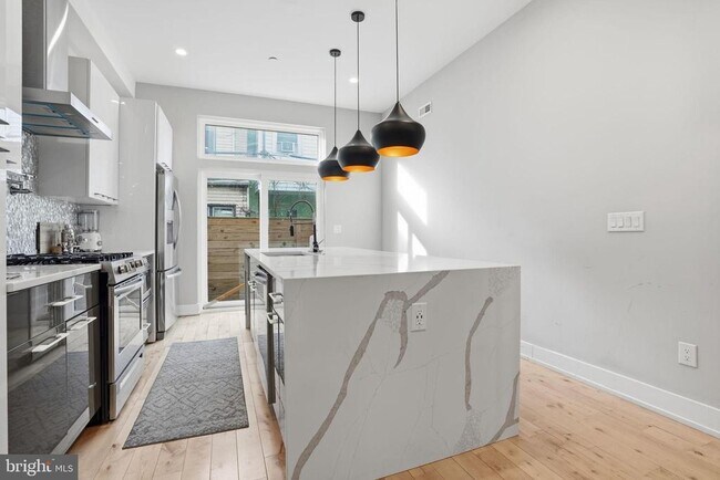 Building Photo - 1514 S Bambrey St