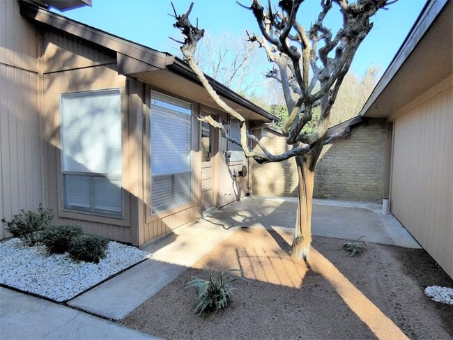Building Photo - 606 Golfview Dr