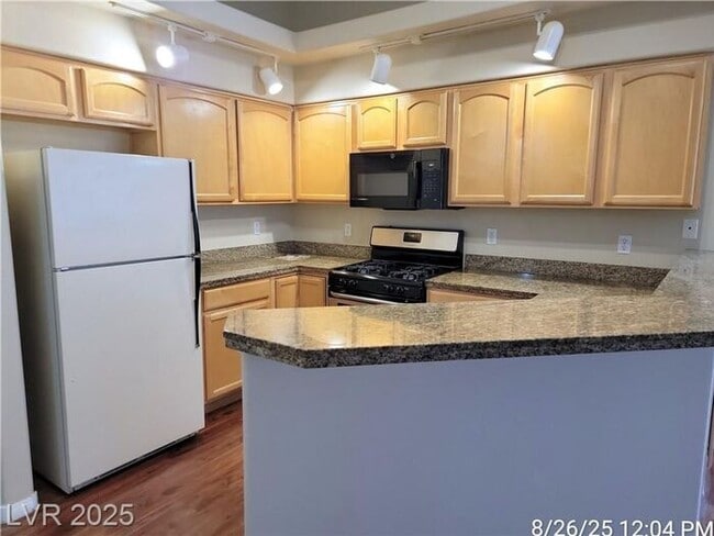 Building Photo - Bright Upstairs Unit with Vaulted Ceilings...