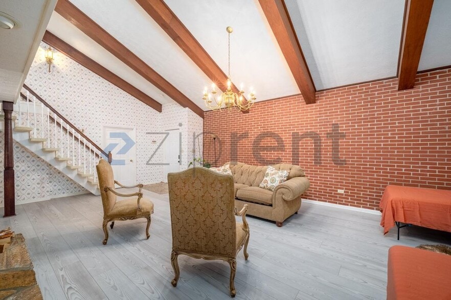 Building Photo - 615 Pinecrest Dr