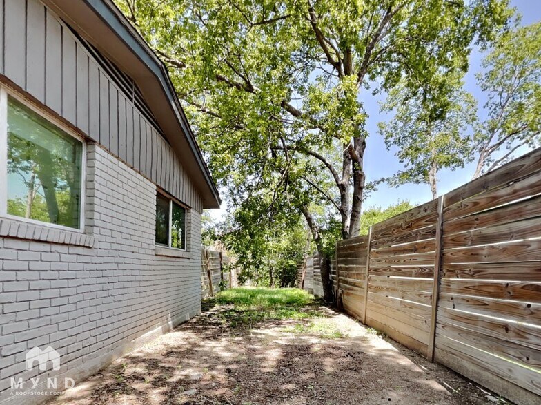 Building Photo - 1604 Parker Ln