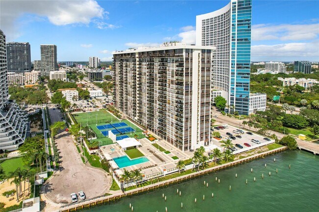 Building Photo - 600 NE 36th St