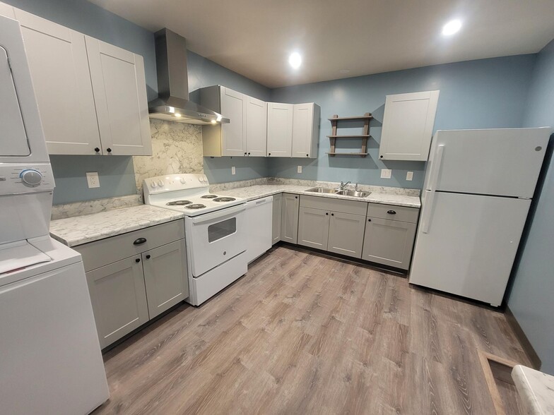 Building Photo - 168 E 70 S