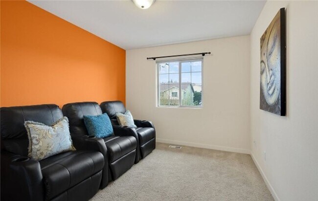 Building Photo - North facing 4-bedroom 2.5 bath house in B...