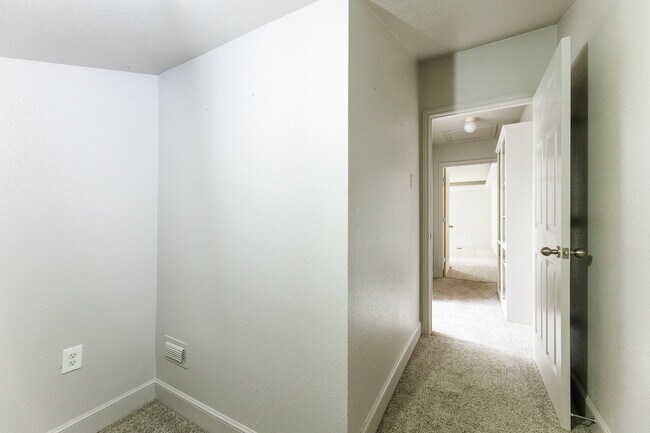 Building Photo - Spacious 3/2/2