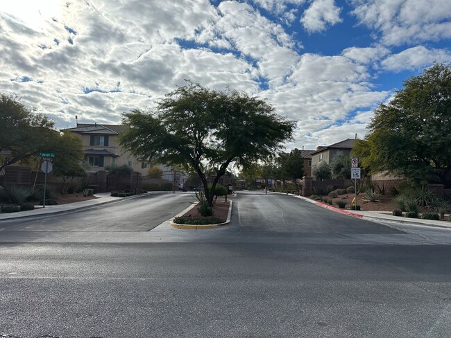 Building Photo - Stunning Strip Views and Beyond