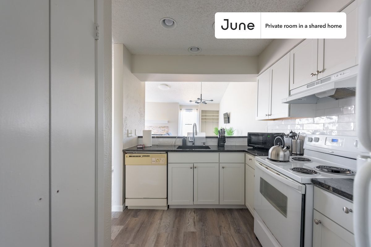 Building Photo - Room in Shared 2 bed/2 bath home