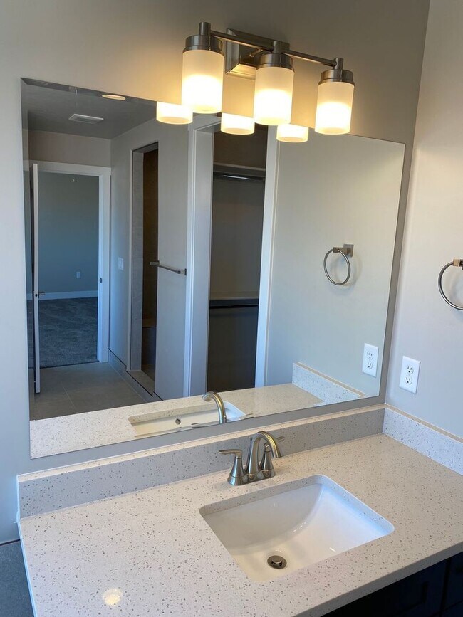 Building Photo - Red Mountain Vista Town Home, End Unit