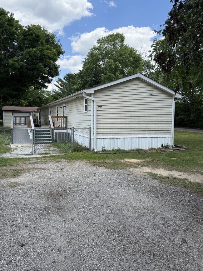 Building Photo - 3719 Fountain Cir
