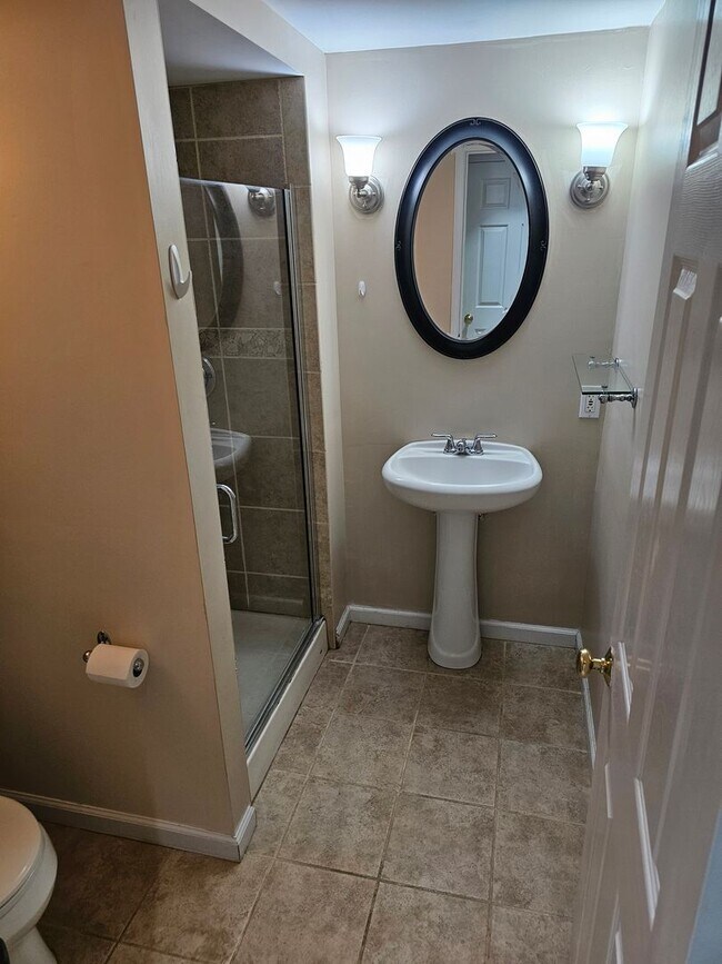 Building Photo - Wonderfully Remodeled Tri Level 3BR/2BTH Soulard Townhouse