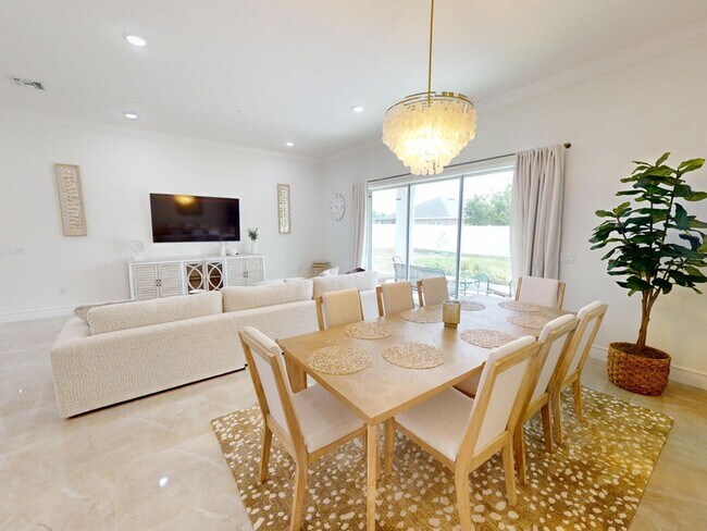 Building Photo - 409 SW Bradshaw Cir