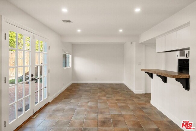 Building Photo - 15005 Killion St