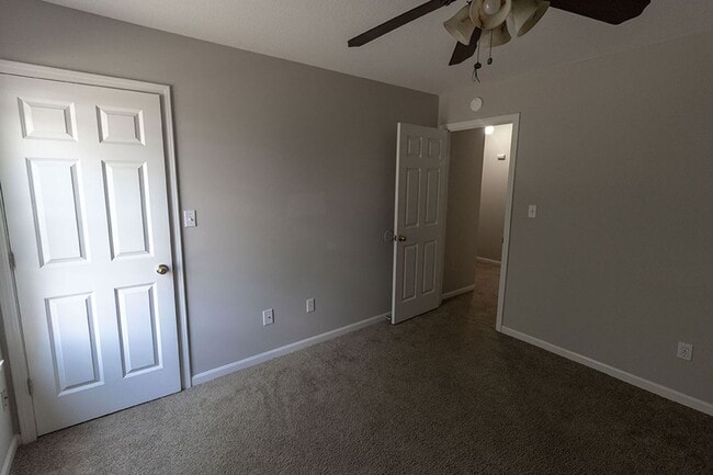 Building Photo - 5567-5569 Pinehurst Ln.