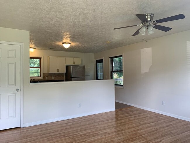 Building Photo - * RE-RENTAL AVAILABLE ON 5/26/26 * 3 Bedroom 1 Bath House