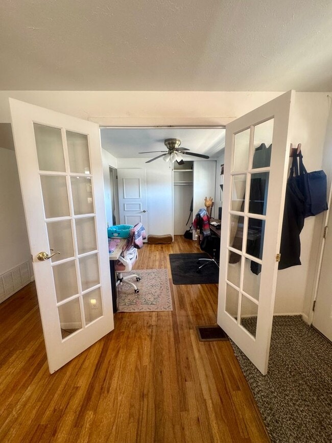 Building Photo - Charming 3 Bedroom in Knob Hill with views of Pikes Peak