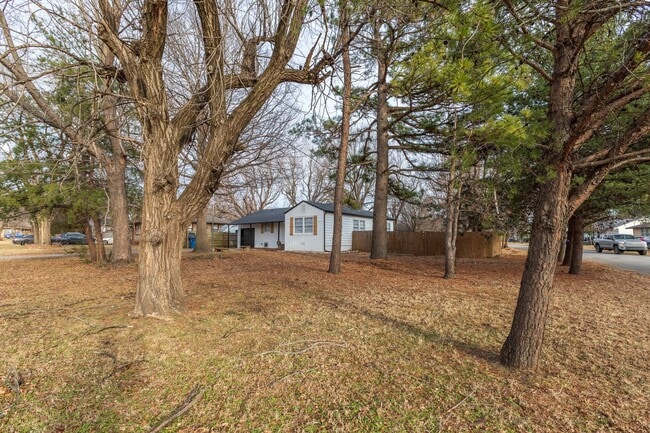 Building Photo - Beautiful 3 bedroom 1 bath, Available in April!