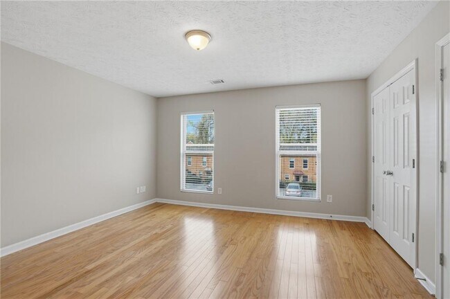 Building Photo - 215 Winding River Dr