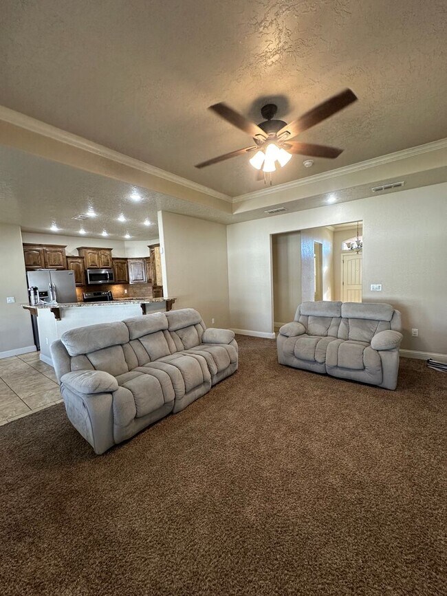 Building Photo - Stunning 4 Bed Home! 3 Car garage ! Mesa School District!