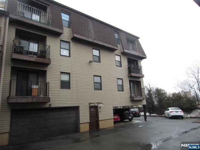 Building Photo - 233 Midland Ave