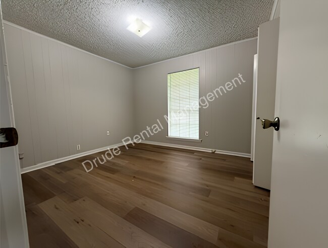 Building Photo - Quiet Country Living