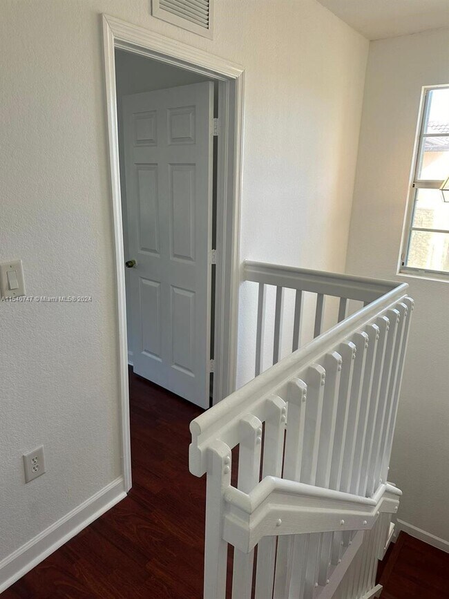 Building Photo - 1650 NE 33rd Rd