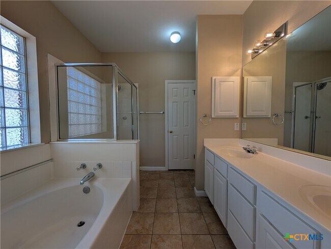 Building Photo - 947 River Rock