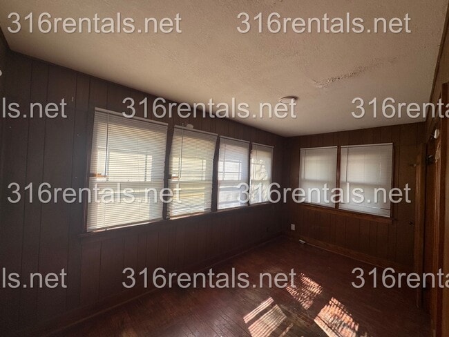 Building Photo - $1025 - 3 Bed 1 Bath - Single Family Home
