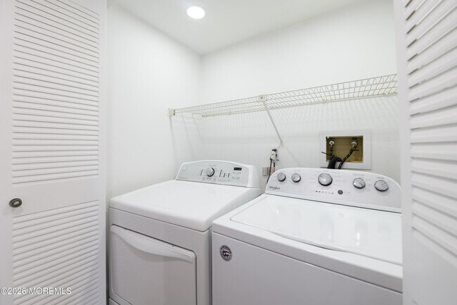 Building Photo - 222 Waters Edge Dr