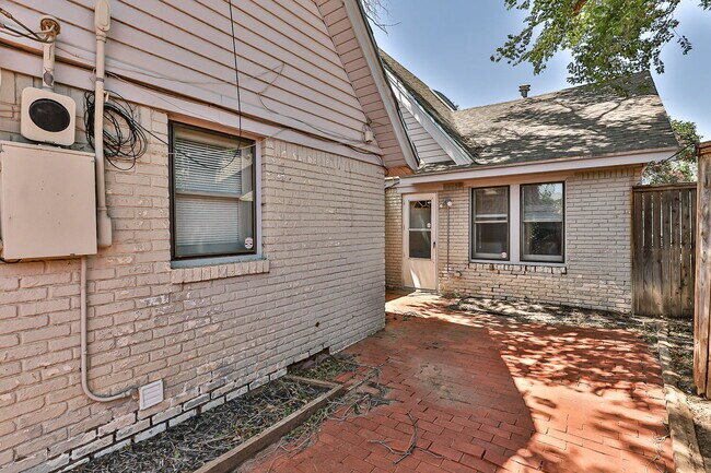 Building Photo - Large 2 story Home