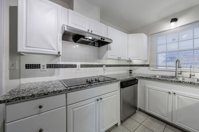 Building Photo - 1238 Lindenwood Ln NE