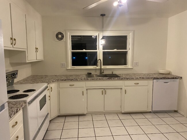 Building Photo - 1710 Alexander Cir