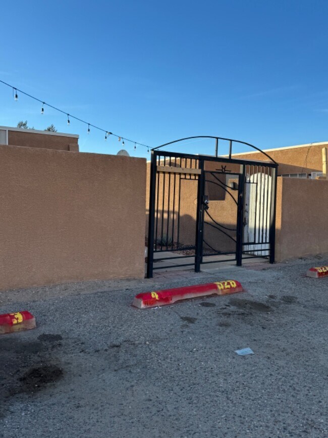 Building Photo - 928 San Pedro Dr SE