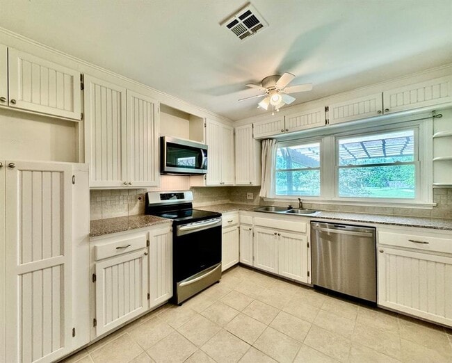 Building Photo - 9519 Stratford Dr