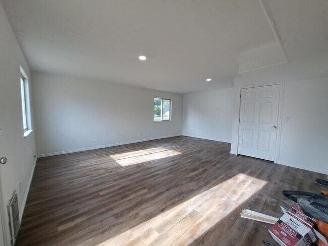 Building Photo - 7398 N Ute Dr