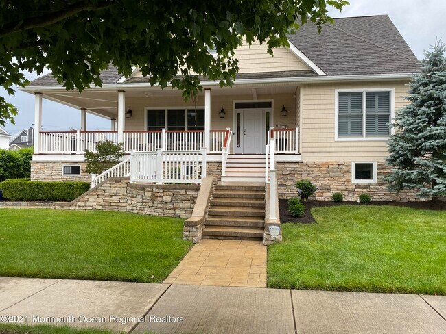 Building Photo - 317 10th Ave
