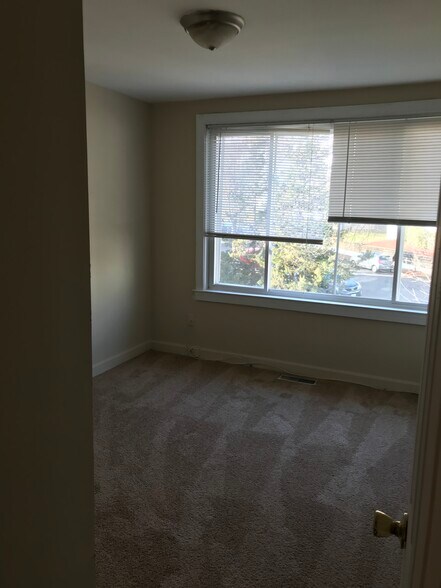 Building Photo - 750 Barnaby St SE