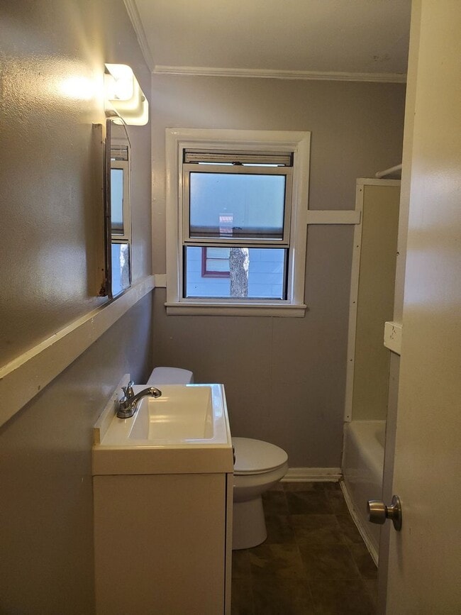 Building Photo - 710 Linwood Ave