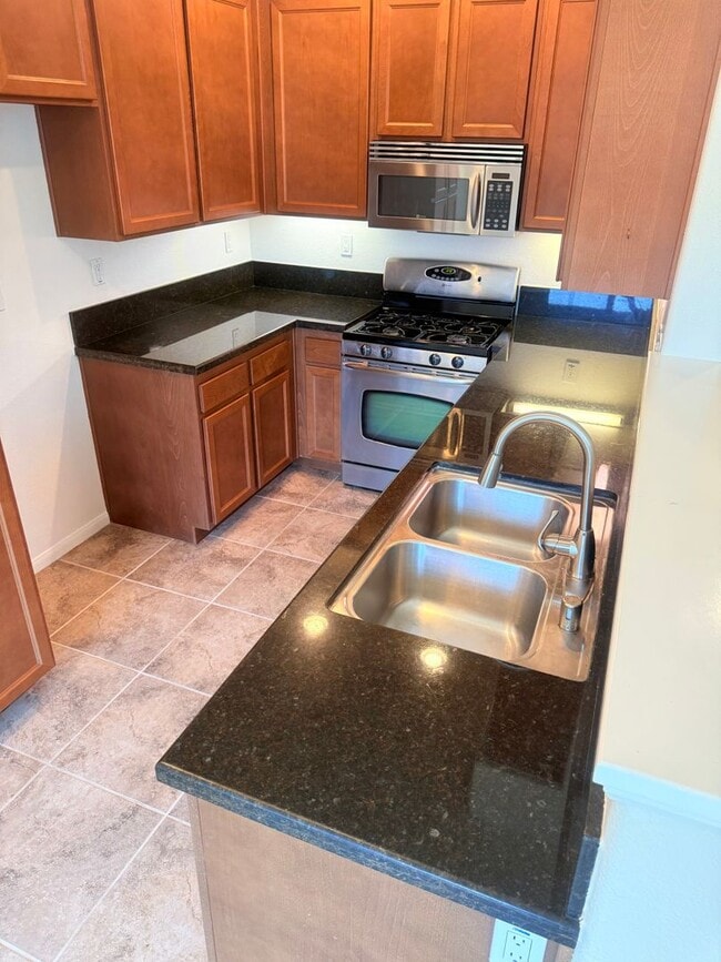 Building Photo - 3 bed 2 car garage condo for rent in Murrieta