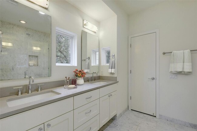 Building Photo - 2503 S 6th St