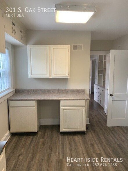 Building Photo - 301 S Oak St