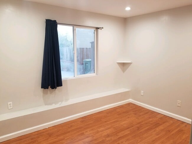 Building Photo - Remodeled 1BR/1BA garden apartment in Cent...