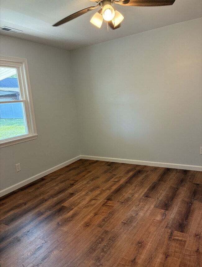 Building Photo - Spacious & Fully Renovated 4-Bedroom Home ...