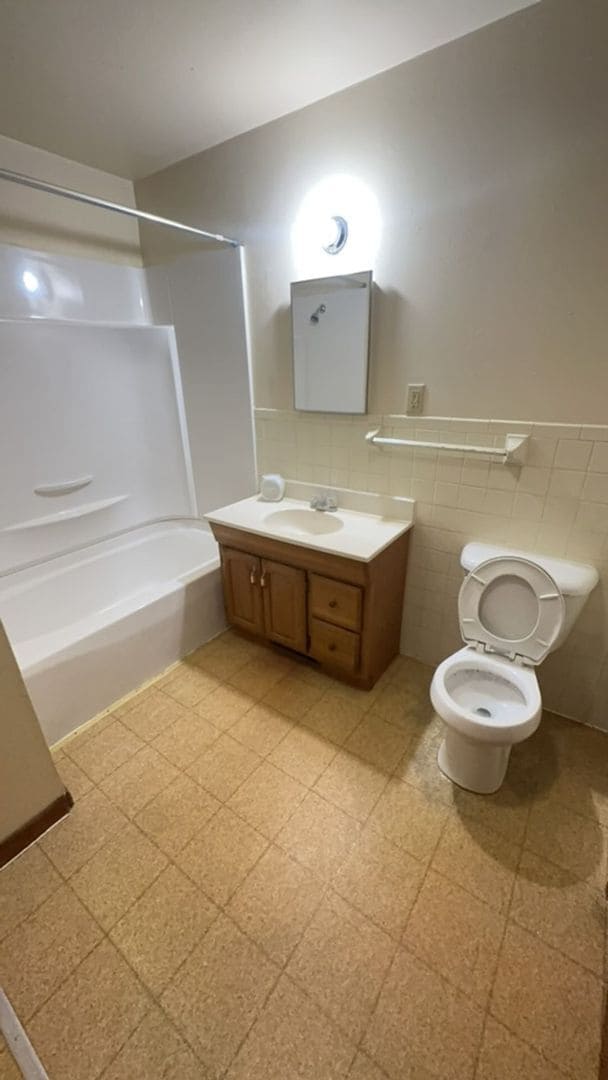 Building Photo - 3 Bedroom, 1 Bathroom House with attached ...