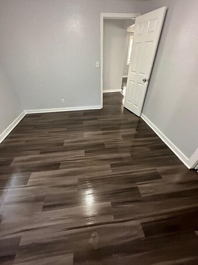 Building Photo - Fully Renovated 2/1 Single Family Available Now!