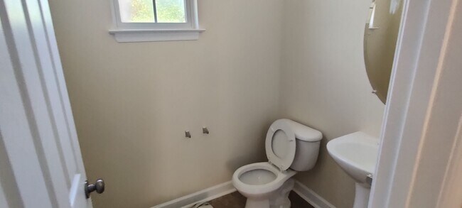 Building Photo - 4 bedroom townhome with garage