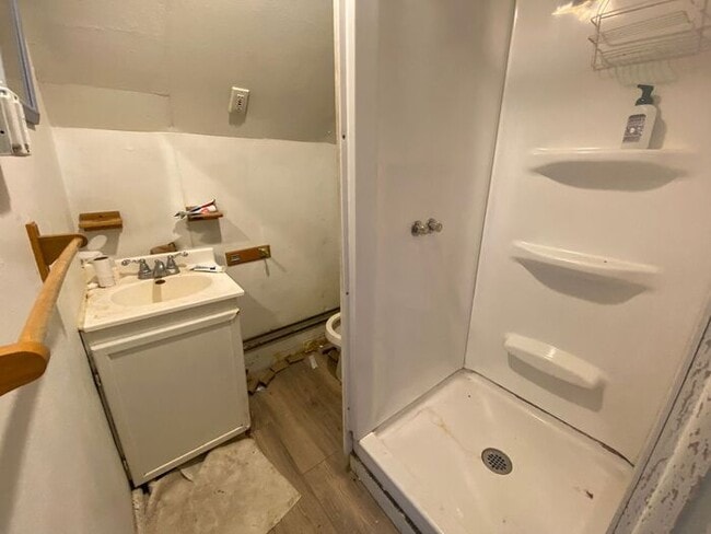 Building Photo - $625 | ROOMMATE WANTED | 7 Bedroom, 3 Bathroom House | Available for Immediate Move-In