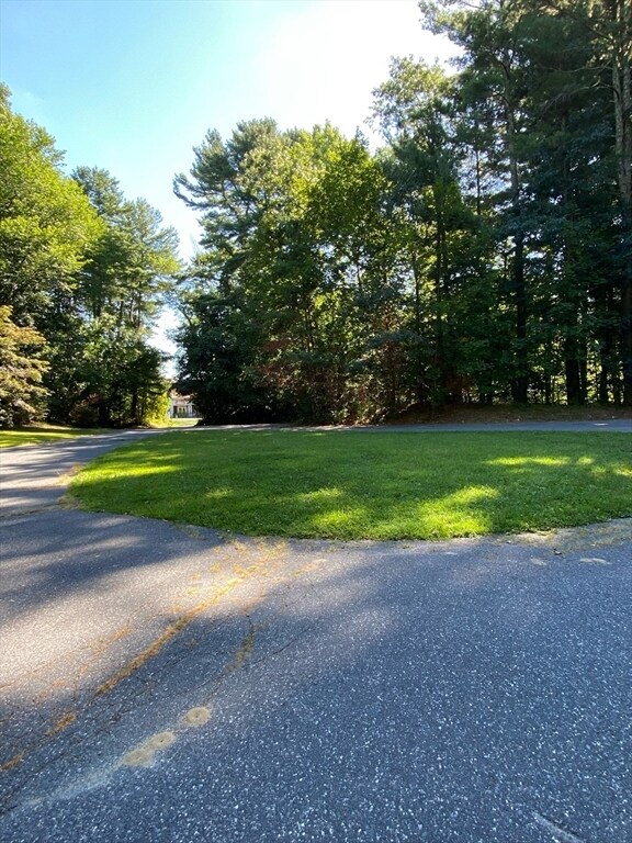 Building Photo - 5 Breakneck Hill Rd
