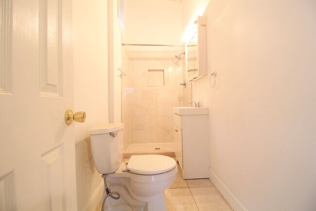 Building Photo - Charming One-Bedroom in Prime Rittenhouse Location